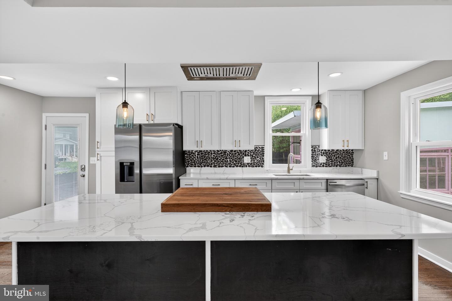 HDR photo of the bright kitchen at 2213 S Dinwiddie St, a Claremont home in Arlington sold by listing agent David Mount