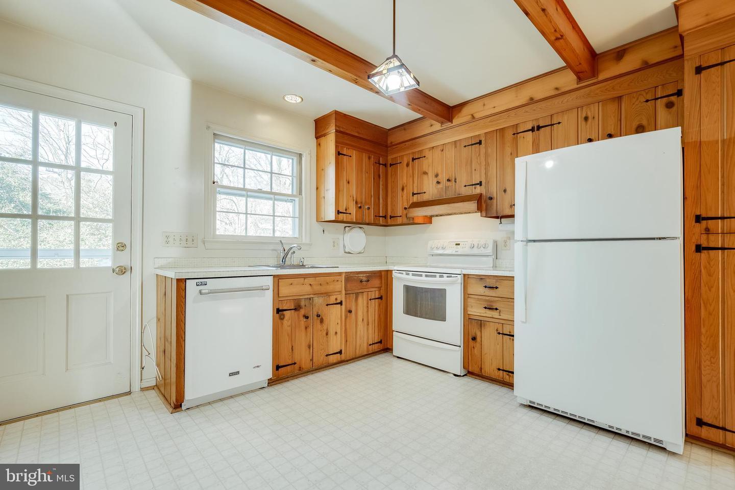 Original kitchen of the inherited Chapel Square Annandale home - well-maintained but not modernized. Listed as-is by David Mount in 2022 and received multiple offers above the seller's expected price.